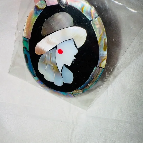 Silhouette Abalone Pendant - Picture 1 of 5